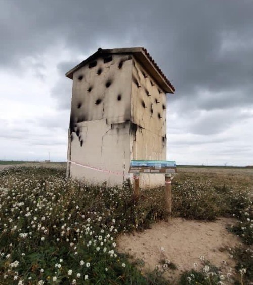 Imatges de la torre de cria d'espècies protegides cremada