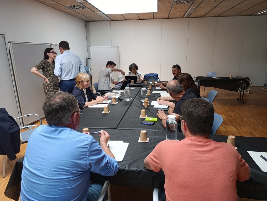 Fotografia de la reunió amb membres del Gremi i el conseller d'Agricultura