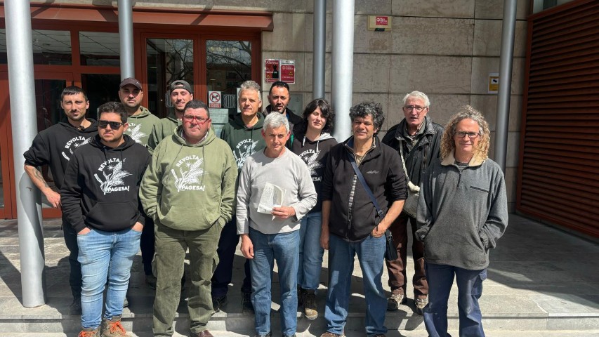Imatge dels companys que van ser dimarts al judici a Reus pel robatori de garrofes a Botarell el mes de setembre de l'any passat