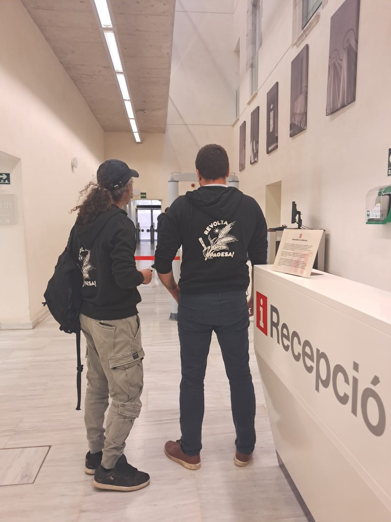 Dos membres del Gremi de la Pagesia Catalana a lar reunió