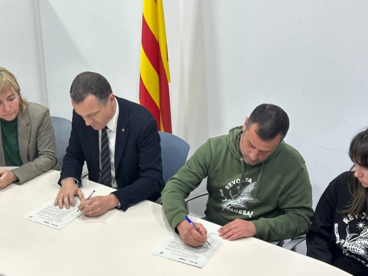 Imatge de la signatura de l'acord entre el conseller Òscar Ordegi i el president del Gremi, Joan Regolf